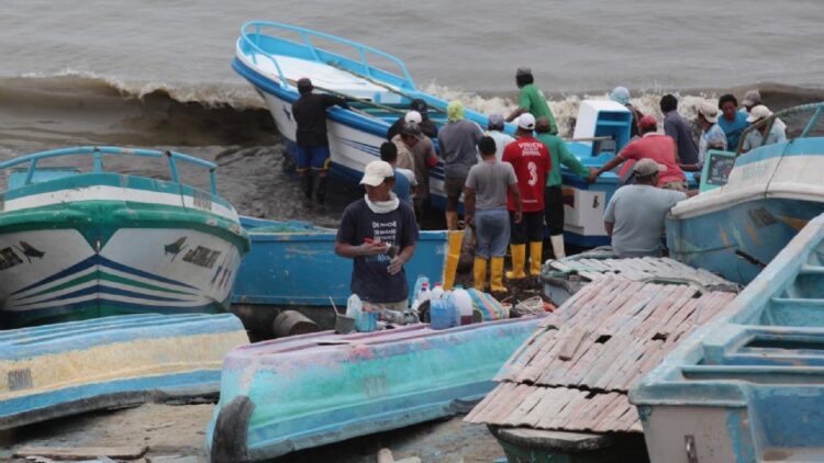 Cárteles y ataques de EU acorralan a pescadores de Ecuador