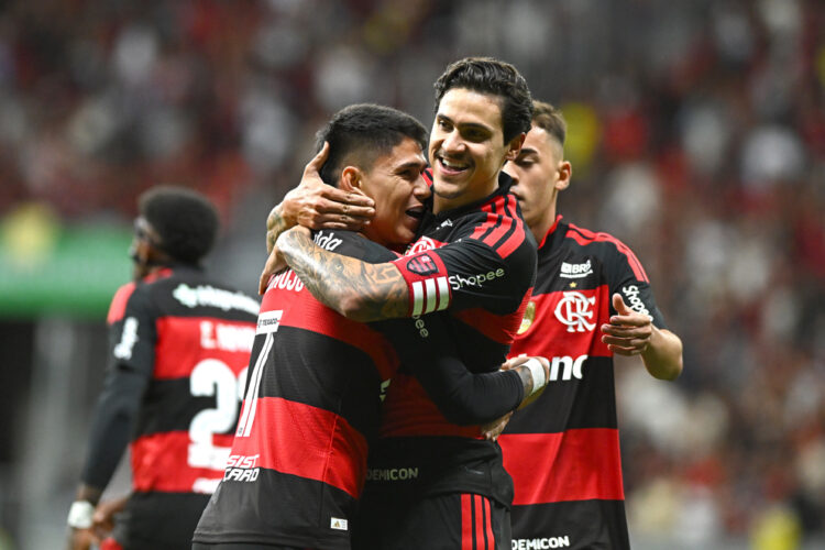 Flamengo gana y se acerca al líder Palmeiras