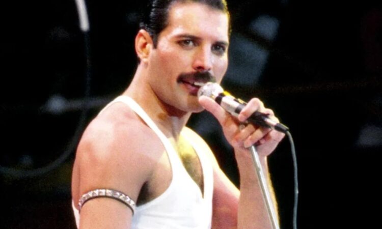 Se subastan el piano y micrófono de Freddie Mercury