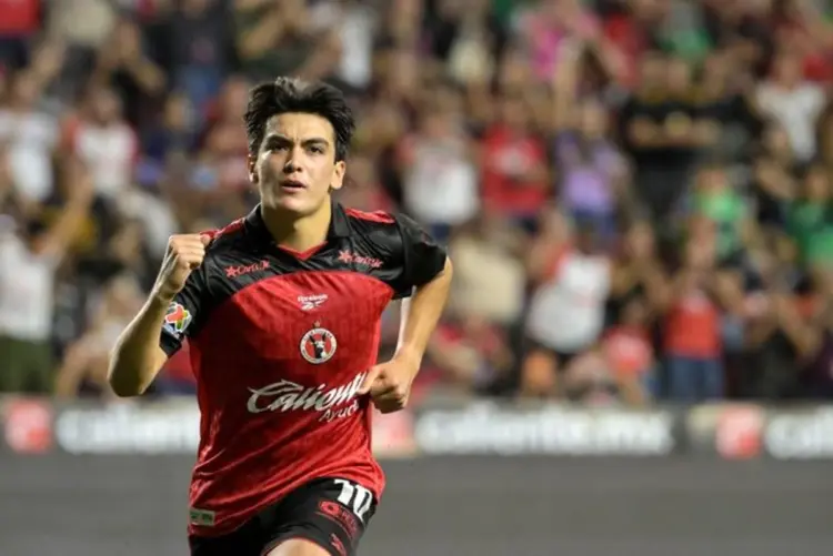 Xolos derrota a Pumas con doblete de Gilberto Mora