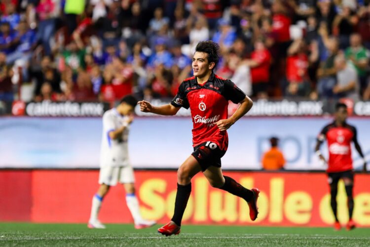 Gilberto Mora brilla y Xolos derrota a Cruz Azul en Tijuana