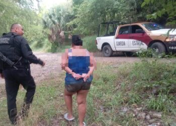Guardia Estatal auxilia a mujer en Llera