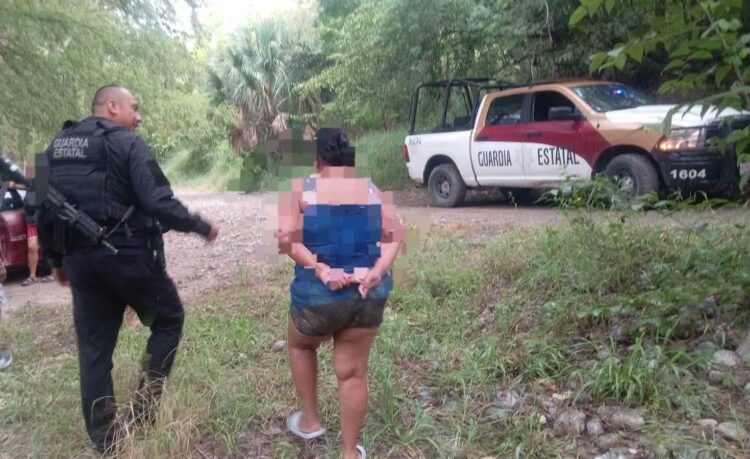Guardia Estatal auxilia a mujer en Llera