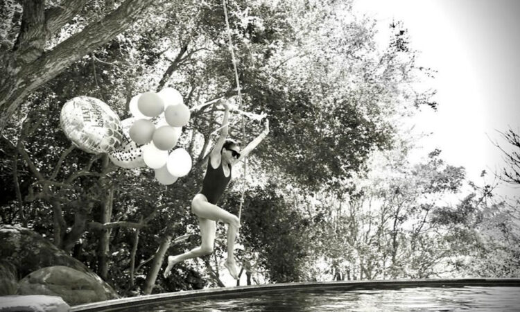 Meghan Markle celebra su cumpleaños 45 con fotos en la alberca