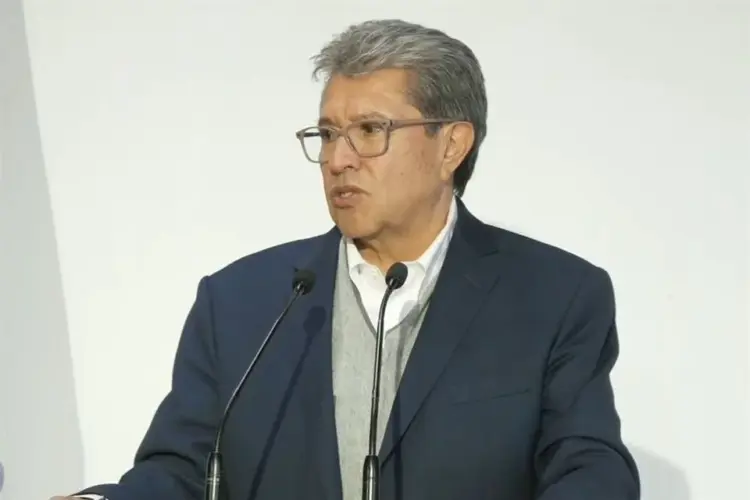 Ve Monreal problemático licencia de diputados