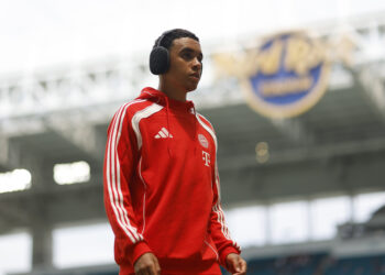 Jamal Musiala se desploma en triunfo del Bayern ante Leipzig