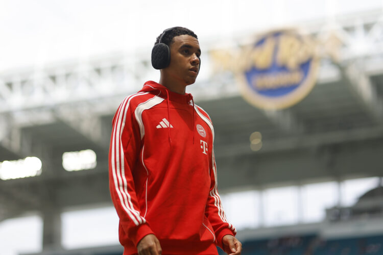 Jamal Musiala se desploma en triunfo del Bayern ante Leipzig
