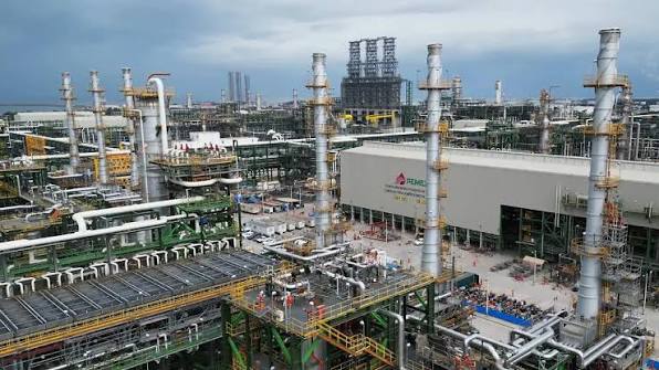 Frena la falta de refinerías precio del crudo: Krugman
