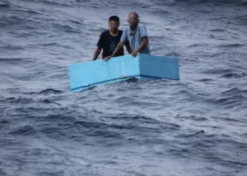 Sobreviven dos pescadores cinco días a la deriva