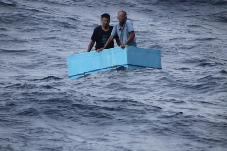 Sobreviven dos pescadores cinco días a la deriva
