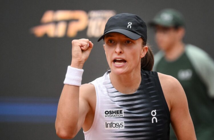 Iga Swiatek vence a Emiliana Arango tras ganar Toronto