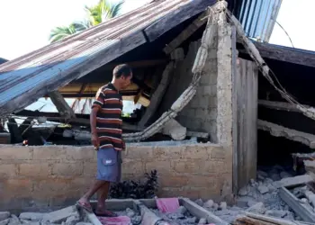 Terremoto de 7.7 en Indonesia deja 70 muertos