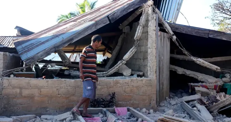 Terremoto de 7.7 en Indonesia deja 70 muertos
