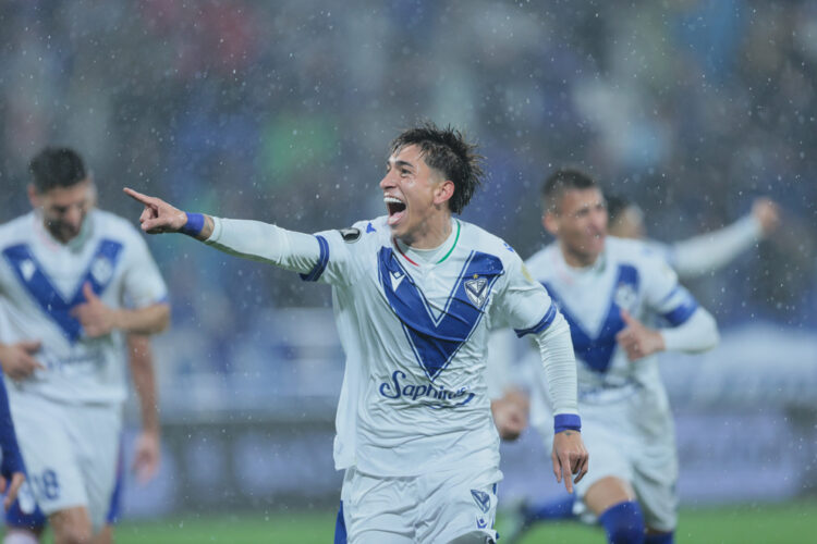 Vélez derrota a Independiente y es líder con paso perfecto