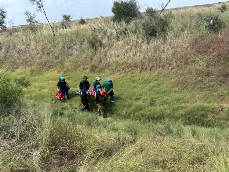 Volcadura deja dos lesionados en Valle Hermoso