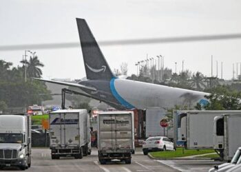 Avión de carga se sale de pista en Miami; hay 5 muertos