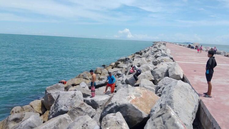 Iluminarán escolleras de Playa Miramar