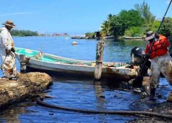 Pescadores enfrentan pérdidas por derrame