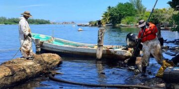 Pescadores enfrentan pérdidas por derrame