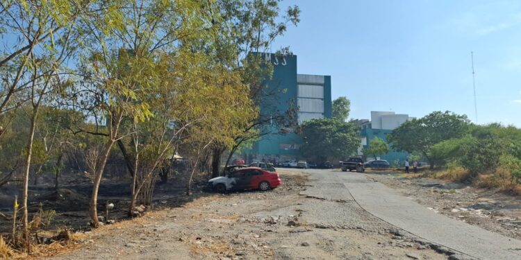 Incendio detrás del IMSS afecta siete vehículos