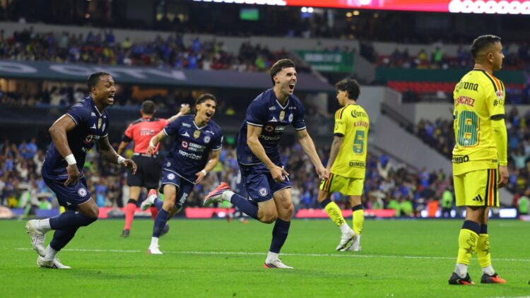 Feria de goles y golpes en Clásico Joven; Cruz Azul se impone 4-3 al América