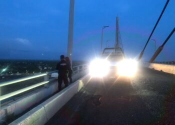 Rescata Guardia Estatal a mujer que pretendía saltar del “Puente Tampico