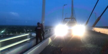 Rescata Guardia Estatal a mujer que pretendía saltar del “Puente Tampico