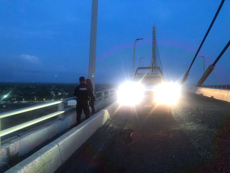Rescata Guardia Estatal a mujer que pretendía saltar del “Puente Tampico