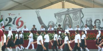 Realizan desfile cívico-militar por el 216 aniversario de la Independencia de México en Cd. Victoria