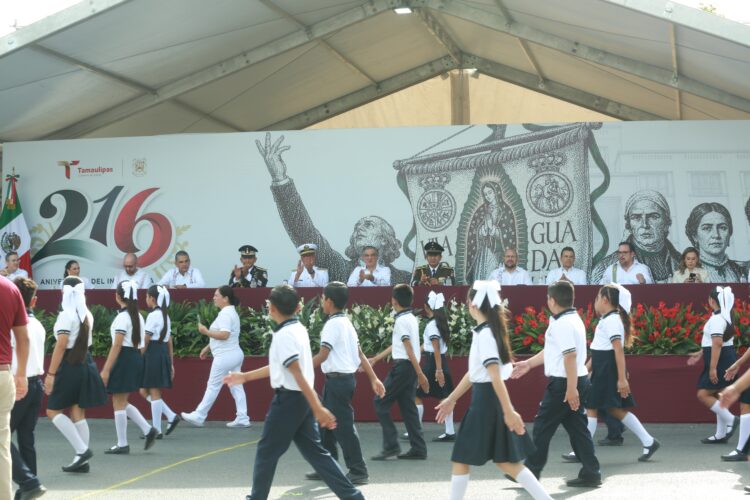 Realizan desfile cívico-militar por el 216 aniversario de la Independencia de México en Cd. Victoria
