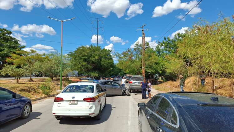 Joven herido tras impactar auto contra Jeep en Avenida Las Torres