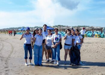 Participan voluntarios en jornada de limpieza en Playa Miramar