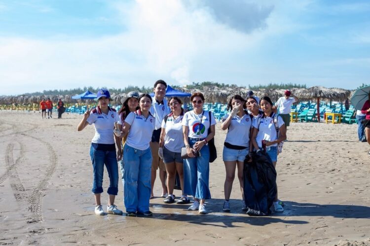 Participan voluntarios en jornada de limpieza en Playa Miramar