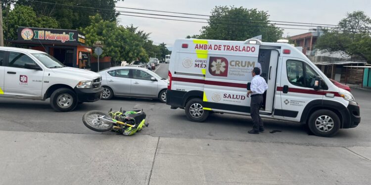 Motociclistas heridos en crucero cuyo alto es obstruido por árbol de restaurante en 28 y Berriozábal