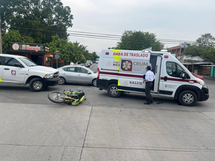 Motociclistas heridos en crucero cuyo alto es obstruido por árbol de restaurante en 28 y Berriozábal