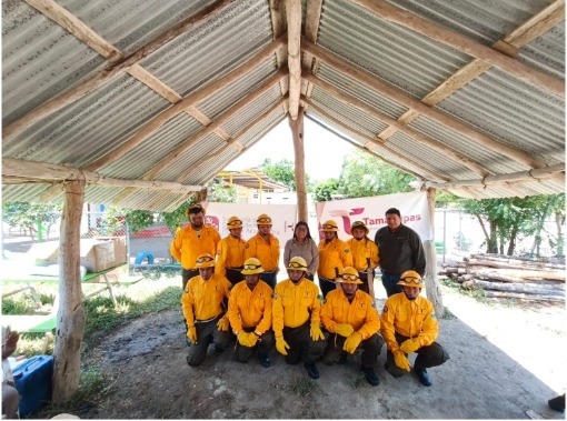 Entregan equipo de protección a combatientes de incendios del municipio de Llera