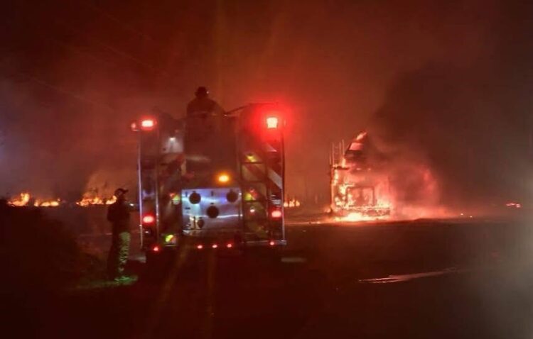 Se incendia en carretera “Rumbo Nuevo” tráiler que transportaba 10 autos BMW