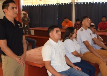 Adolescentes concluyen preparatoria durante internamiento