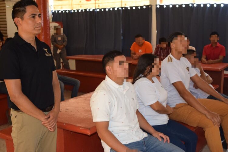 Adolescentes concluyen preparatoria durante internamiento
