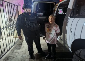 Guardia Estatal auxilia a adulta mayor