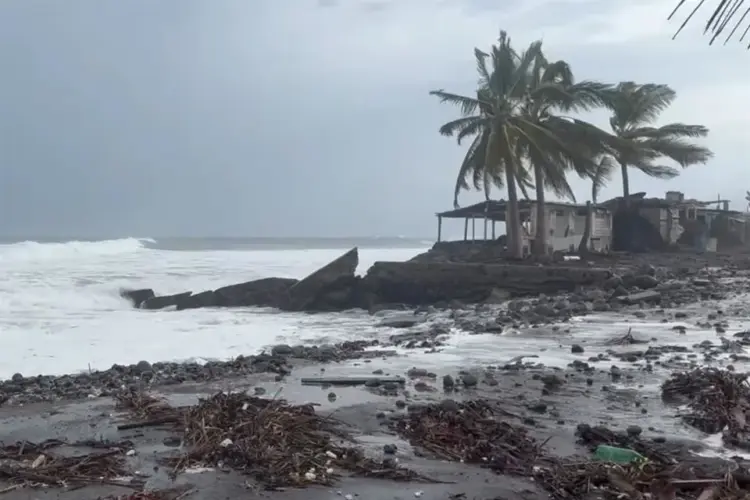 Huracán Polo deja casas dañadas en costa de Michoacán