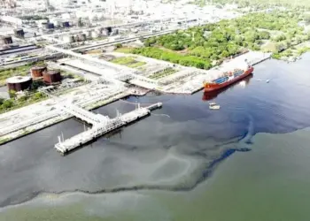 Pemex recupera residuos del Río Pánuco