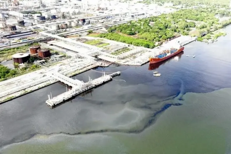 Pemex recupera residuos del Río Pánuco