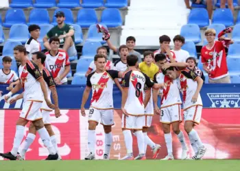 Rayo Vallecano remonta y vence 3-2 al Racing