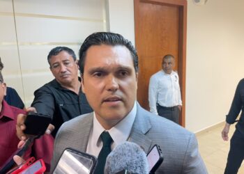 Podrían prohibir candidaturas a alcaldes y diputados locales a personas con doble nacionalidad