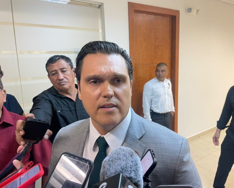 Podrían prohibir candidaturas a alcaldes y diputados locales a personas con doble nacionalidad