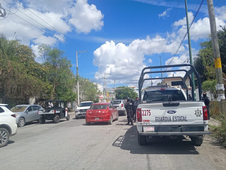 Cae mujer en tienda de motos por presunto robo de identidad a clienta