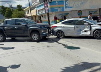 Fuerte accidente deja dos heridos y cuantiosos daños materiales en Victoria