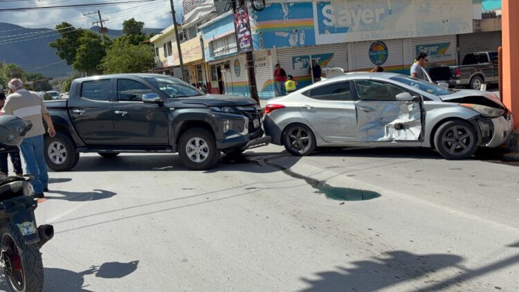 Fuerte accidente deja dos heridos y cuantiosos daños materiales en Victoria