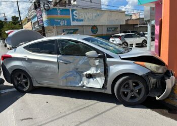 Fuerte accidente deja dos heridos y cuantiosos daños materiales en Victoria